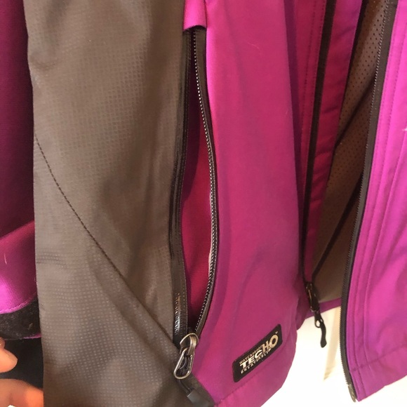 Women’s Ultimate Terrain Rain Jacket - Picture 3 of 5